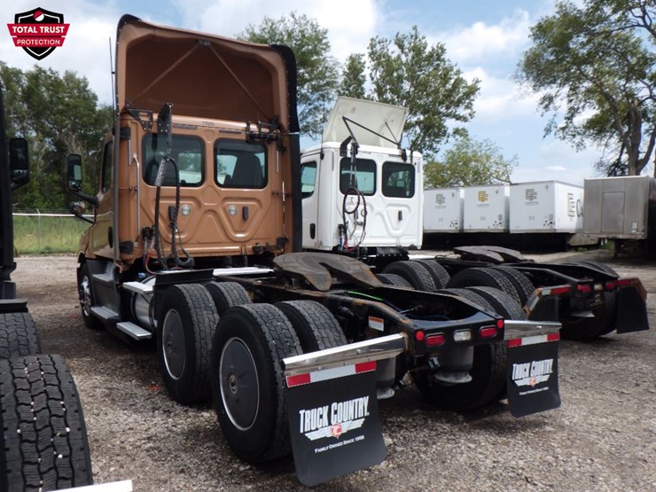 2020-freightliner-cascadia-126-image-12