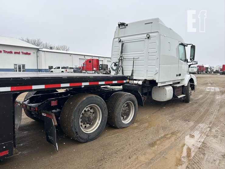 2015-volvo-vnm62t630-image-4
