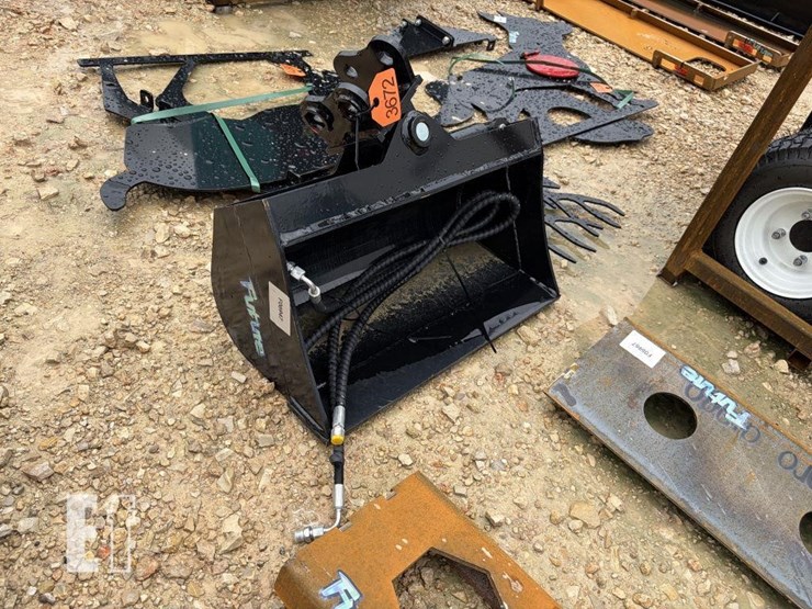 future-24"-hyd-tilting-excavator-bucket-image-1