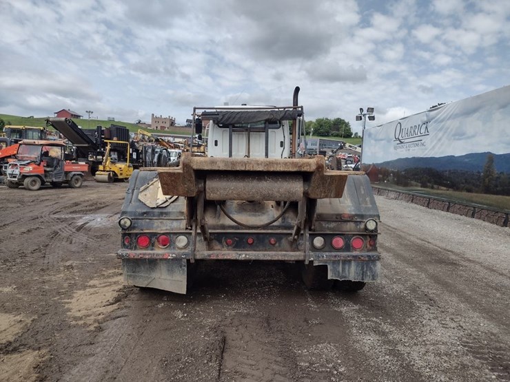 freightliner-114sd-image-4