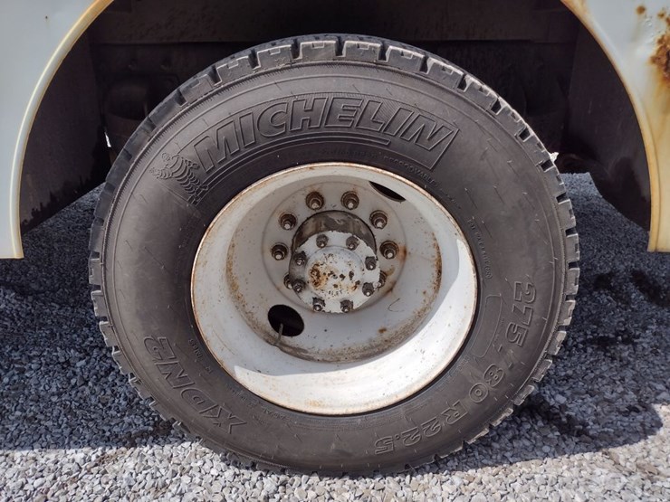 2008-peterbilt-384-image-23
