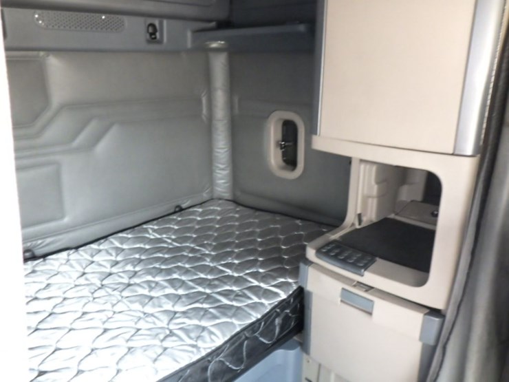 2016-freightliner-cascadia-125-evolution-image-5