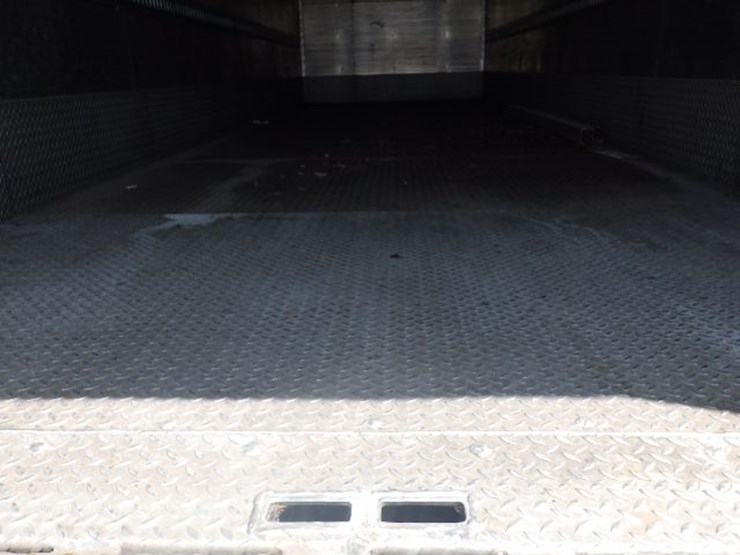 2018-freightliner-m2-106-image-17