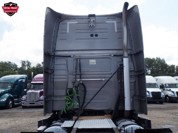 2020-volvo-vnl860-image-15
