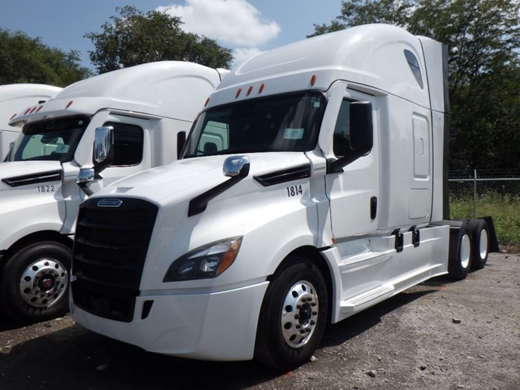 2021-freightliner-cascadia-126-image-1