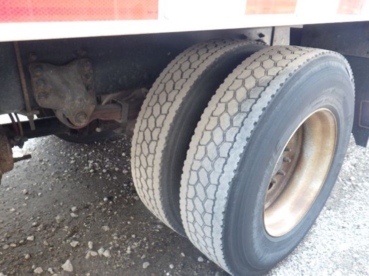 2016-freightliner-m2-106-image-15