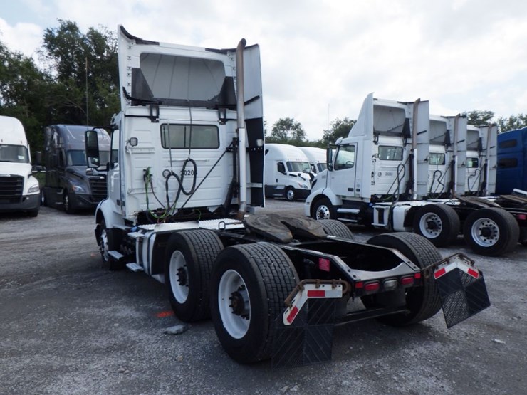 2020-volvo-vnr300-image-11