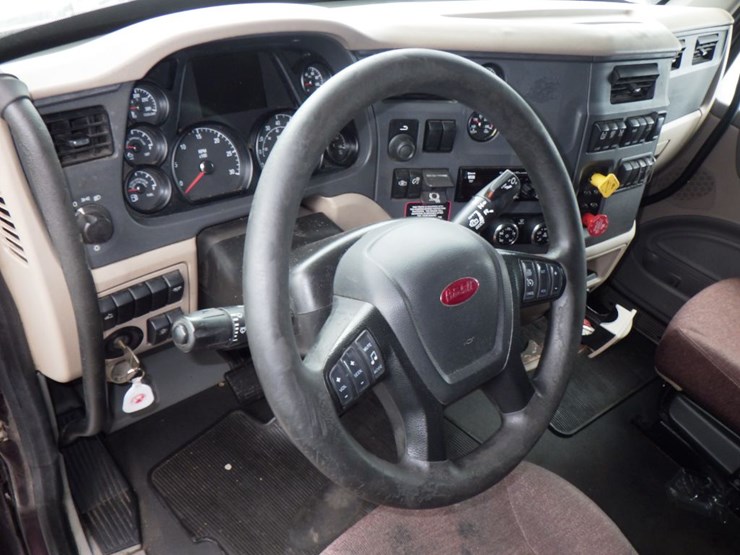 2019-peterbilt-579-image-22