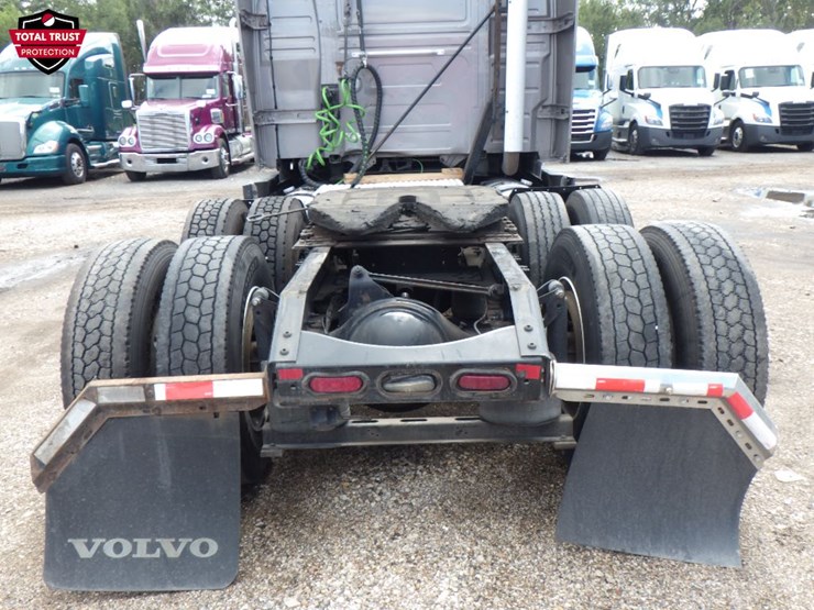 2020-volvo-vnl860-image-13