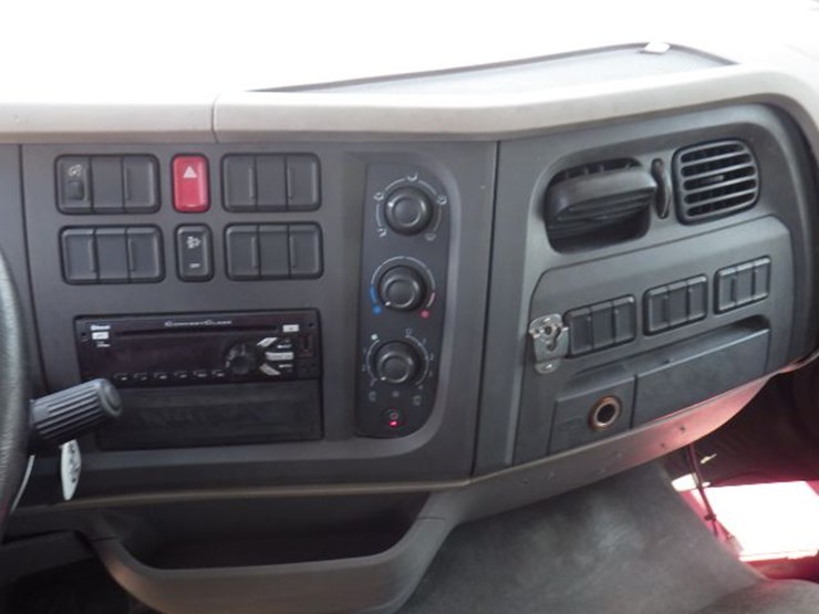 2016-peterbilt-220-image-19