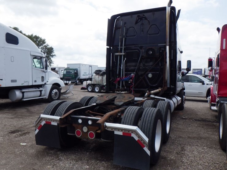 2011-freightliner-cascadia-125-image-16
