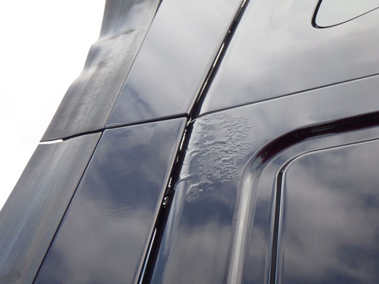 2011-freightliner-cascadia-125-image-10