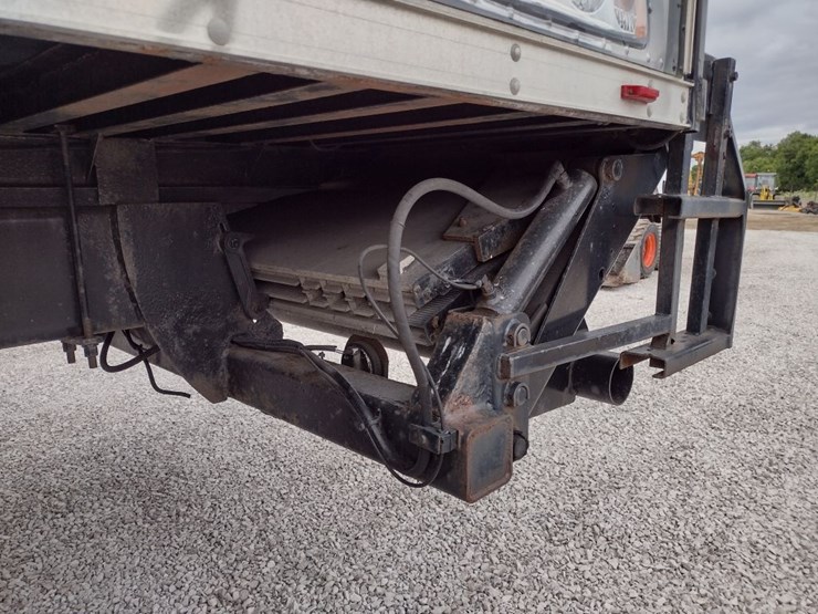 peterbilt-335-image-31
