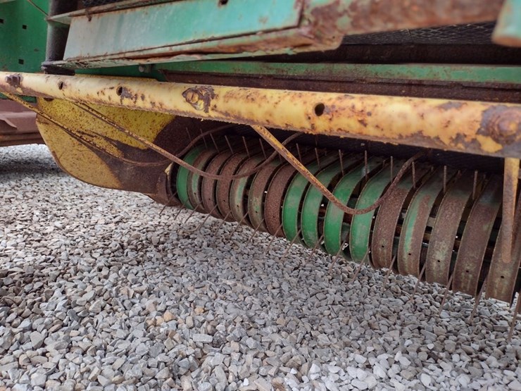 john-deere-330-image-4