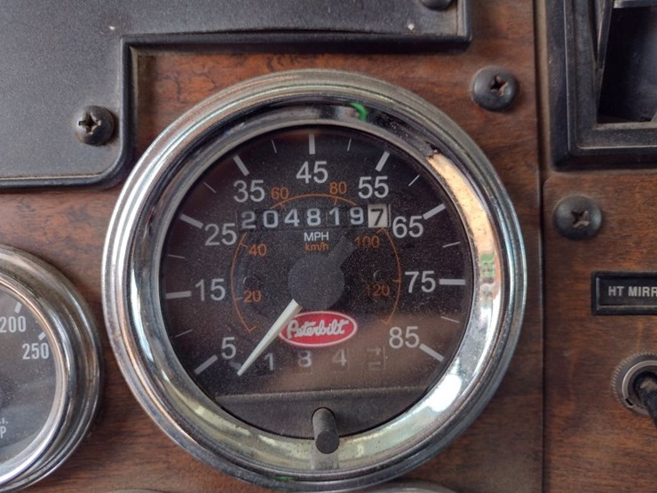 peterbilt-330-image-9