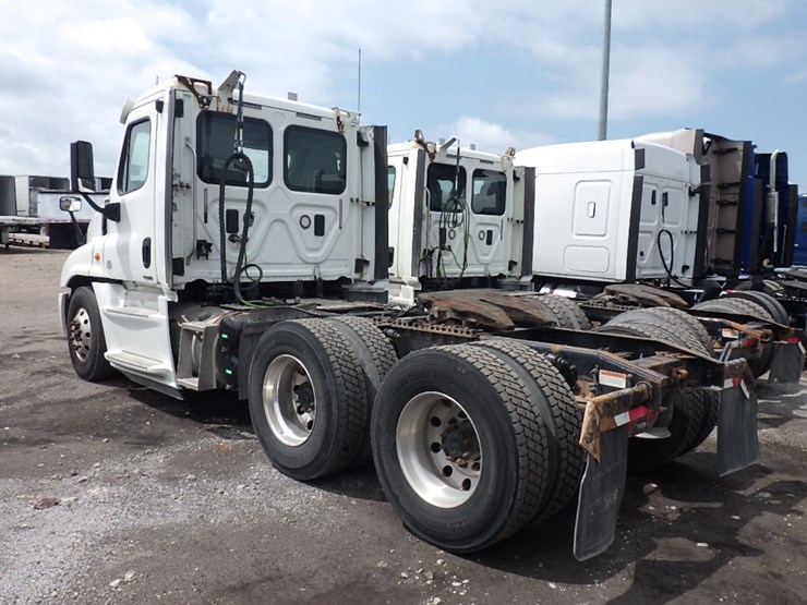 2017-freightliner-cascadia-125-image-12