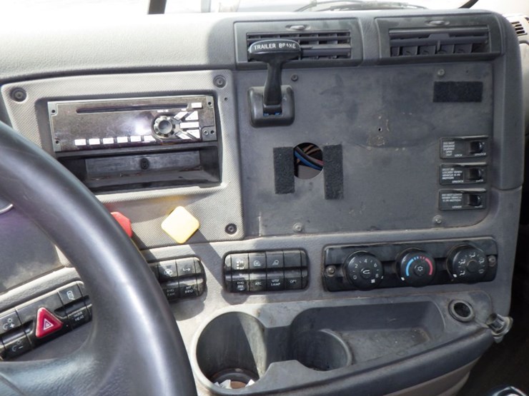 2013-freightliner-cascadia-125-image-21