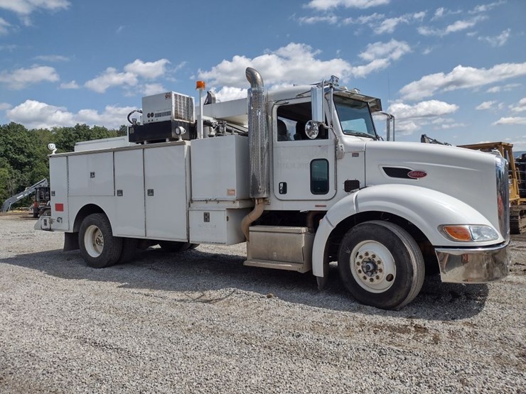 2008-peterbilt-384-image-3