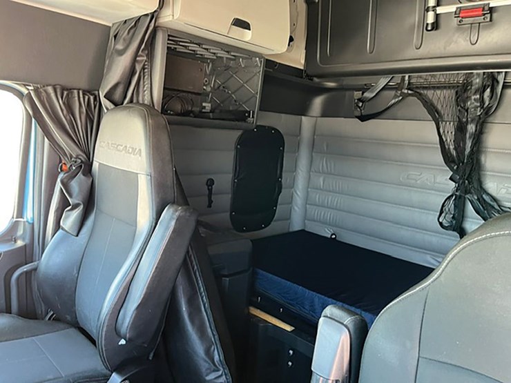 2021-freightliner-cascadia-126-image-4