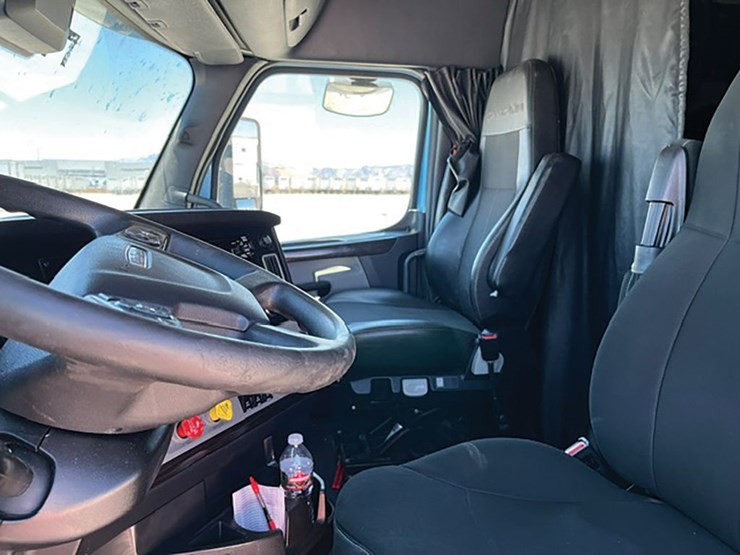 2021-freightliner-cascadia-126-image-3