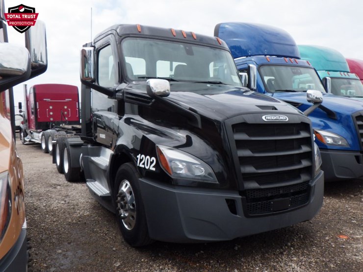 2020-freightliner-cascadia-126-image-3