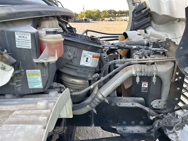 2010-freightliner-m2-106-image-10