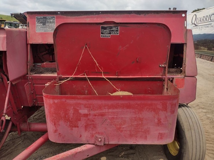 new-holland-320-image-17