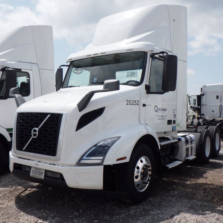 2020 VOLVO VNR300