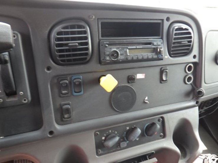 2016-freightliner-m2-106-image-21