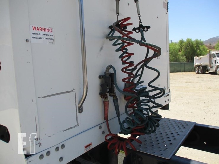 2013-freightliner-business-class-m2-112-image-16