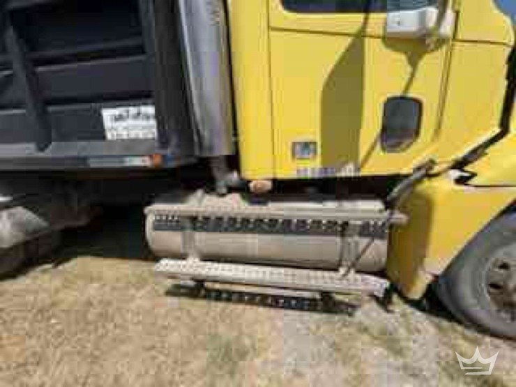 2007-freightliner-columbia-120-image-9
