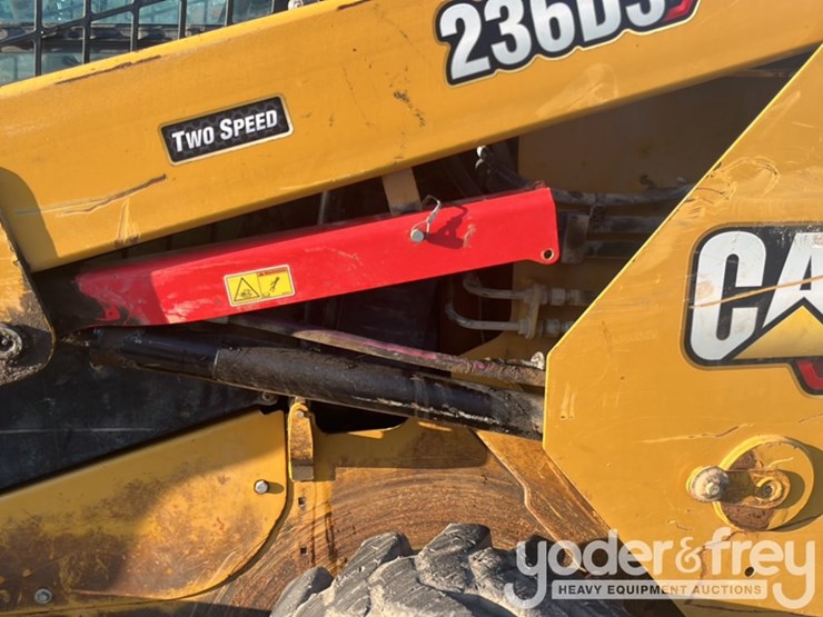 2021-caterpillar-236d-image-18