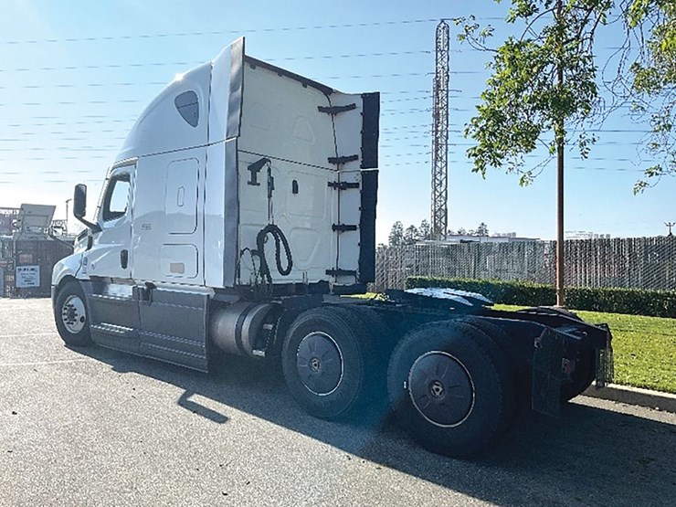 2023-freightliner-cascadia-126-image-2