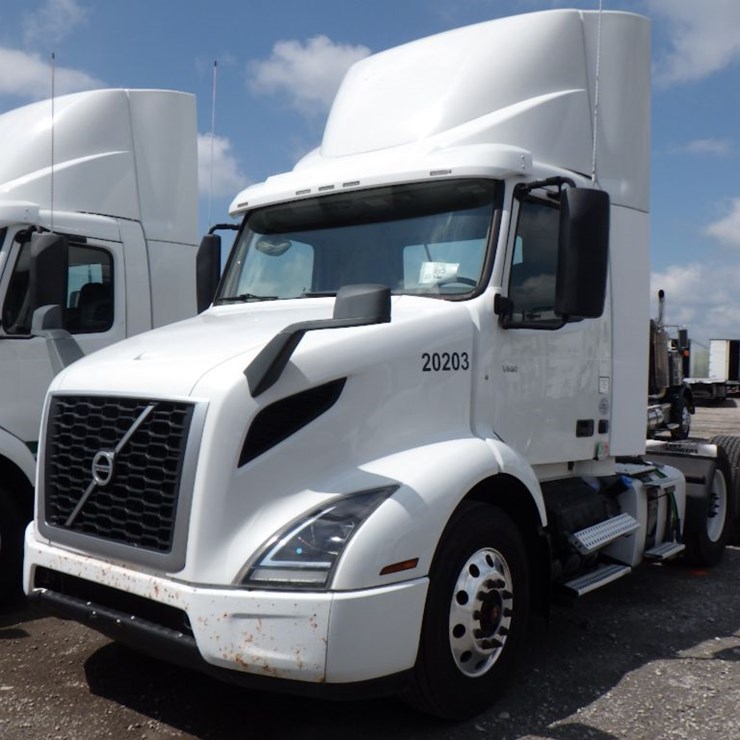 2020 VOLVO VNR300