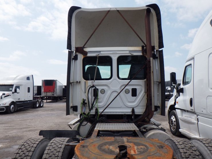 2015-freightliner-cascadia-125-image-13