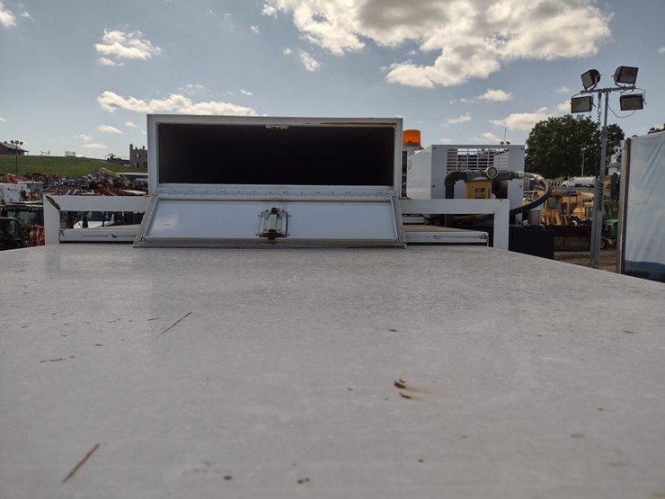 2008-peterbilt-384-image-41