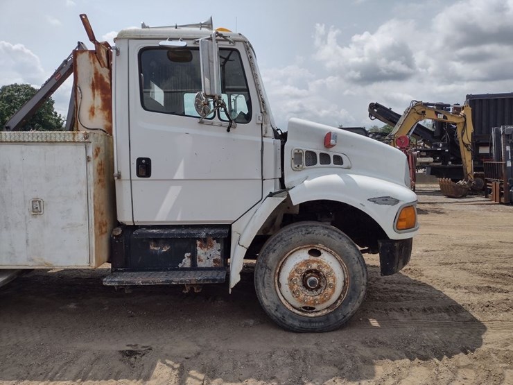 freightliner-fl70-image-24