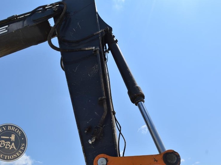 2016-deere-350g-lc-image-25