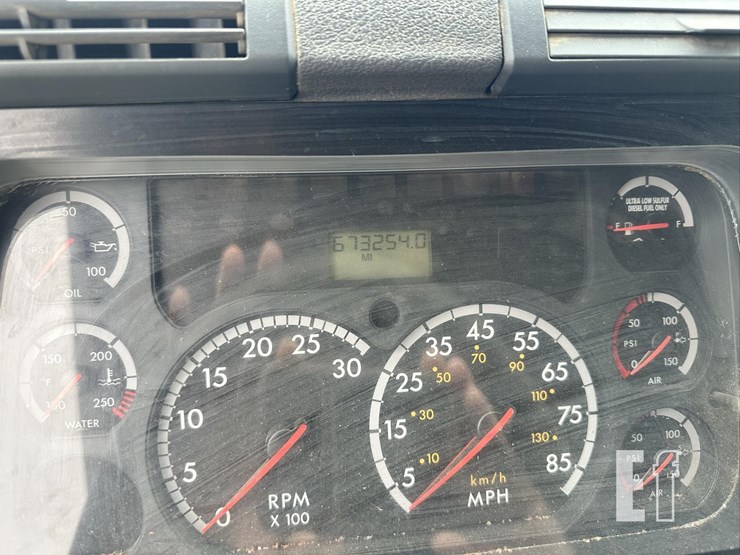 2014-freightliner-cascadia-125-image-29