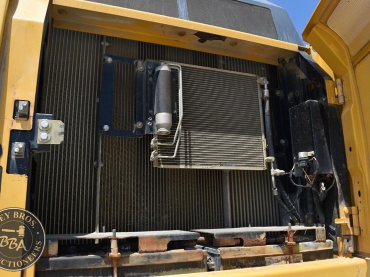2016-deere-350g-lc-image-53