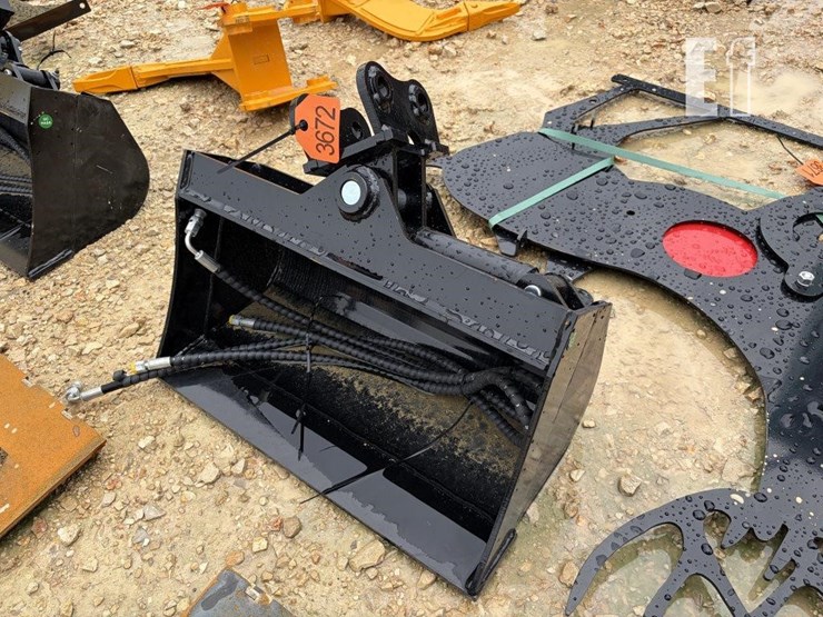 future-24"-hyd-tilting-excavator-bucket-image-4