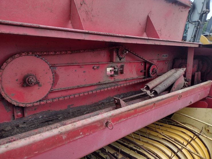 new-holland-320-image-13