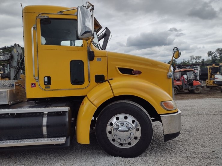 peterbilt-384-image-30