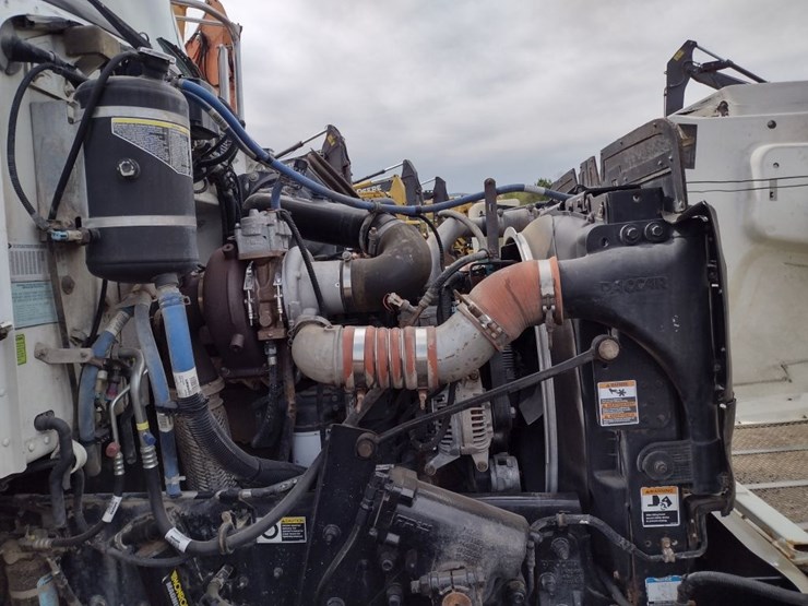 peterbilt-348-image-29