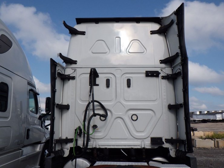 2021-freightliner-cascadia-126-image-17