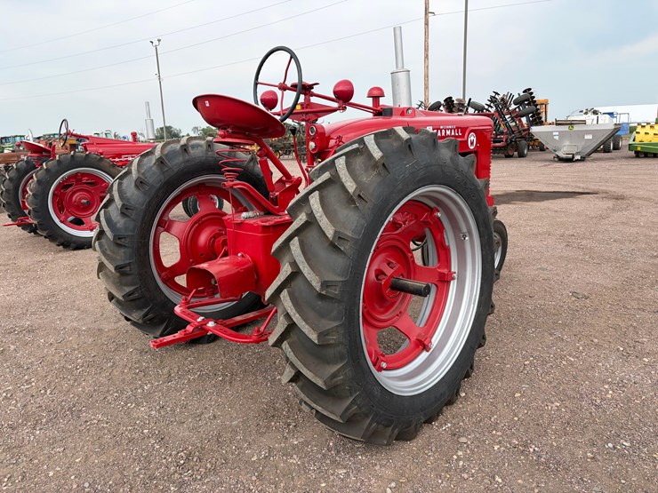 1952-farmall-super-m-tractor-image-6