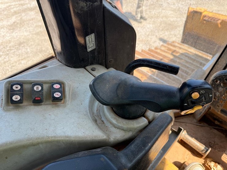 2013-caterpillar-d6n-lgp-image-25
