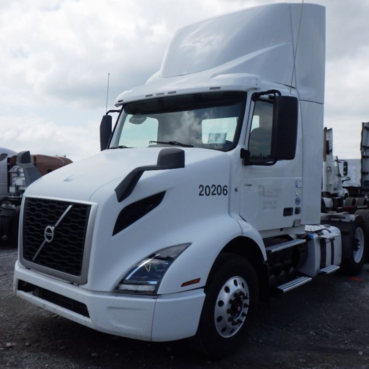2020 VOLVO VNR300