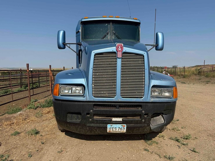 2004-kenworth-semi-image-3