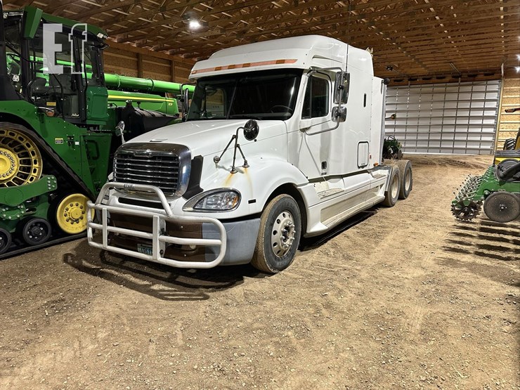 2004-freightliner-columbia-120-image-2